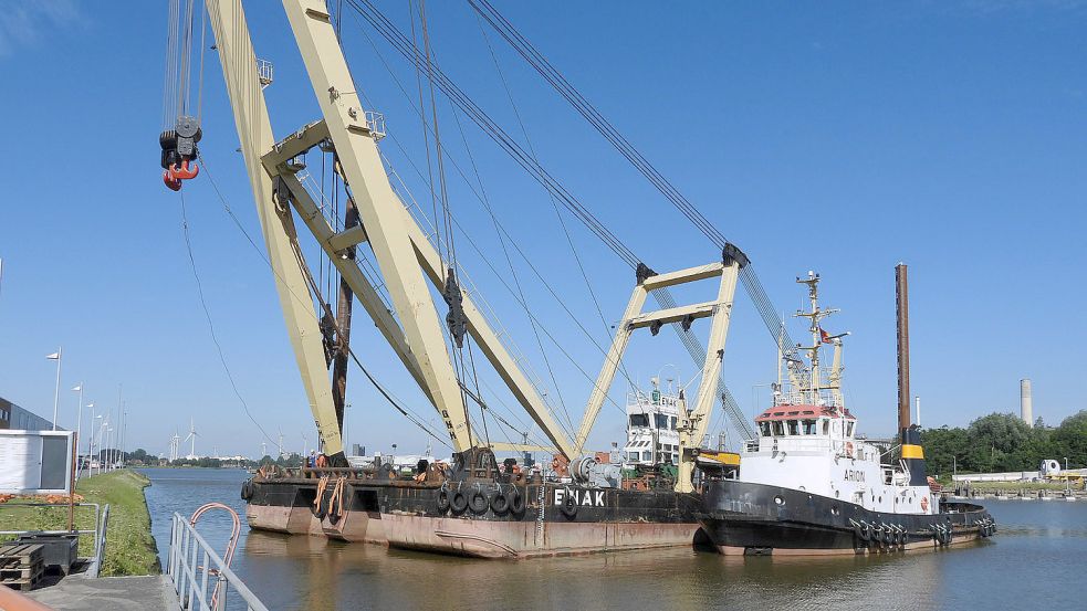 Anfang August war der Schwimmkran „Enak“ schon einmal in Emden bei Bettels Betonfertigteile. Jetzt kommt er wieder. Foto: F. Doden/Archiv