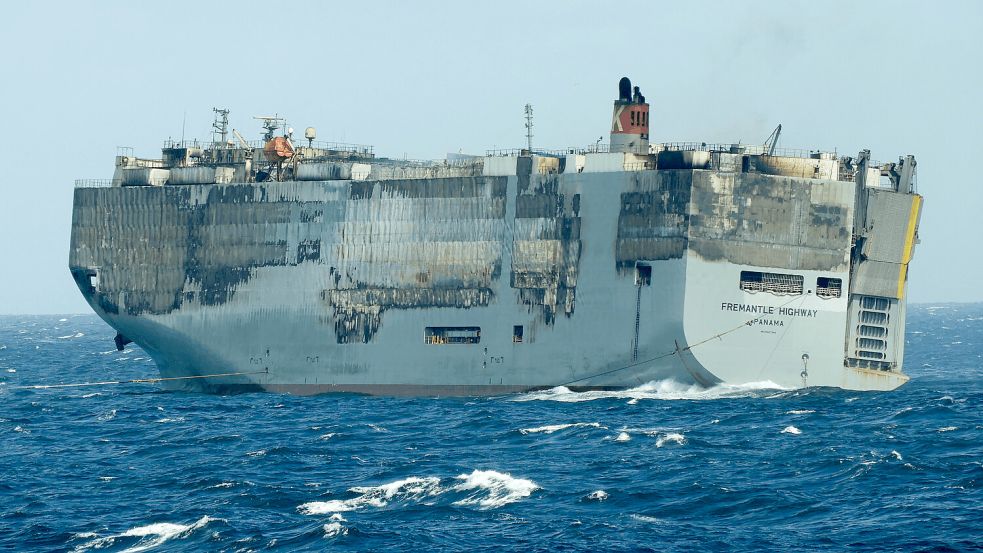 Derzeit liegt die „Fremantle Highway“ noch vor Ameland. Möglichst bald soll das Schiff aber in einen Hafen geschleppt werden. Foto: Rijkswaterstaat