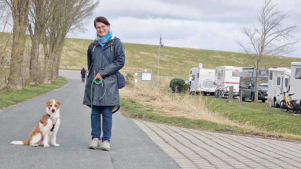 Beate Grauer aus Düsseldorf ist mit ihrem Mann Rainer und Hund Darby schon öfter in Ditzum im Urlaub gewesen. Sie freuen sich über Anregungen für Gassi-Routen, die sie noch nicht kennen. Foto: Gettkowski