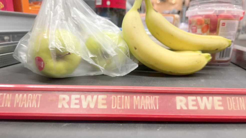 Der Warentrenner sorgt für klare Verhältnisse am Kassenband, doch wer muss ihn drauflegen? Foto: IMAGO/mix1