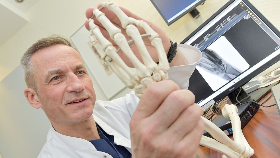 Dr. Knut Busching, Chefarzt für plastische, Hand- und ästhetische Chirurgie am Borromäus-Hospital in Leer erklärt, was für Hände besonders tückisch sein kann. Foto: Ortgies