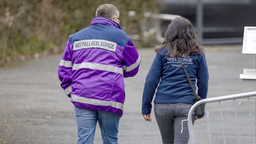 Notfallseelsorger werden von den Rettungsleitstellen alarmiert, um Menschen in Krisensituationen, wie dem Tod eines Angehörigen, beizustehen. Symbolfoto: Reichwein/dpa
