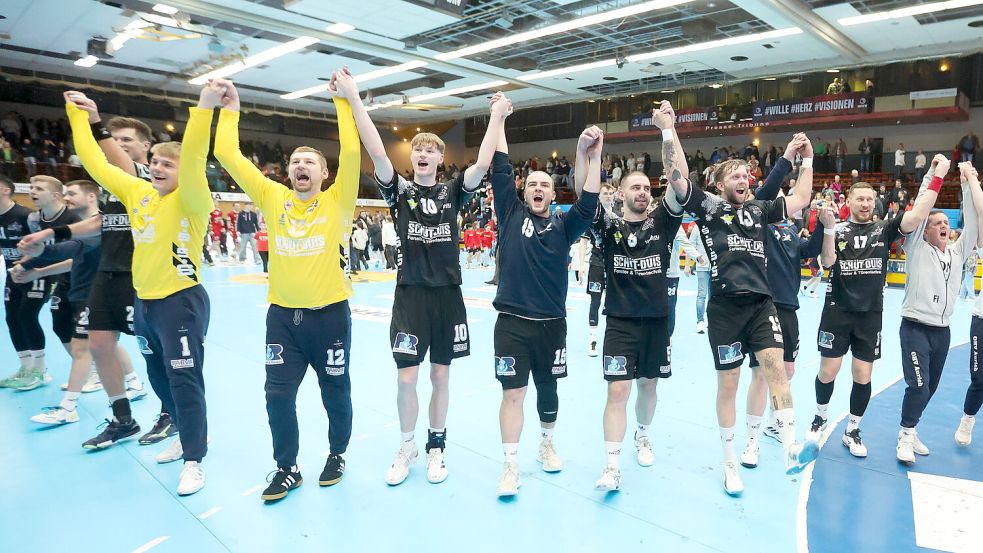 Diesmal war die Freude groß. Die Auricher bejubeln den verdienten Punkt im Derby in Wilhelmshaven. Fotos: Doden/Emden