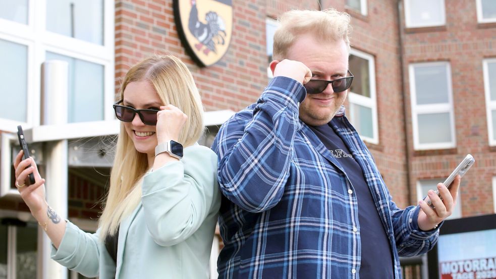 Seit dem Jahreswechsel geht das Social-Media-Team der Stadt Wiesmoor mit Lena Reiners und Hannes Langer neue Wege. Foto: Böning