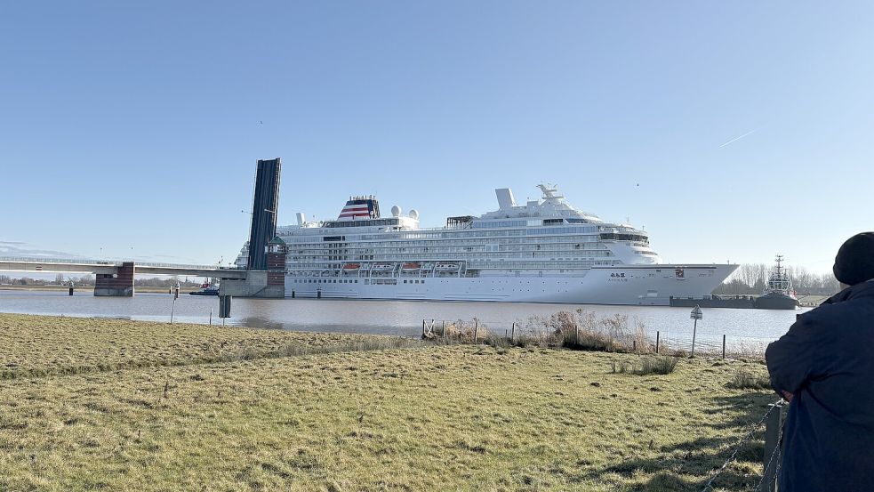 Schlepper ziehen das Kreuzfahrtschiff durch die geöffnete Jann-Berghaus-Brücke. Foto: Keller