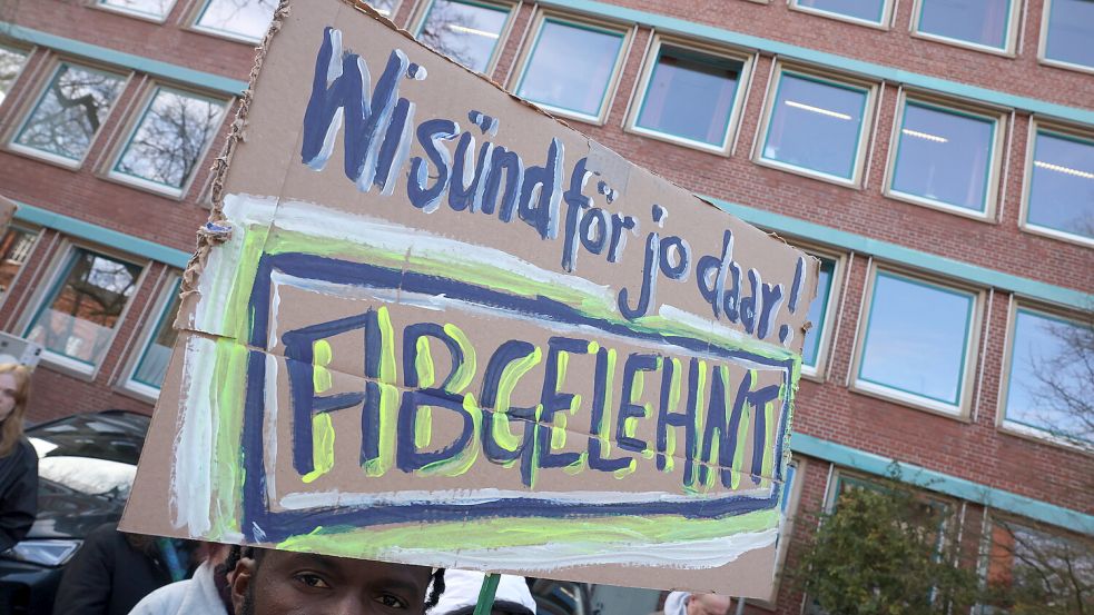Mehrere Menschen im Landkreis Leer hatten in den vergangenen Wochen mit einem dauerhaften Bleiberecht gerechnet. Stattdessen kam die Ablehnung und der Abschiebebescheid vom Landkreis Leer. Der Landkreis wirbt mit dem Spruch „Wi sünd för jo daar!“. Das Foto entstand auf einer Demo gegen den Landkreis. Foto: Hock