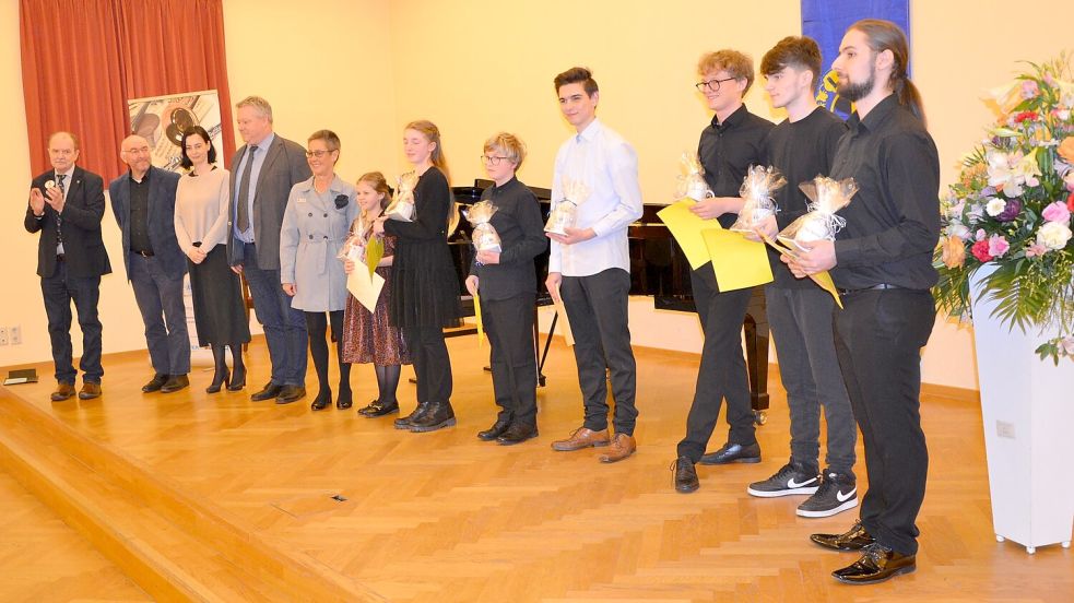 Lions-Governor Andreas Dornhof (von links), die Jurymitglieder Christoph Beyer, Sylwia Dambrowski und Stefan Leja sowie Lions-Musikbeauftragte Christine Hühns freuten sich mit den Musikpreis-Teilnehmern Mariella Wolf, Josefine Strauch, Natanael Räpple (10), Michel Altmikus, Felix Teschendorf (20), Paul Emmler (20) und Florian Beizai. Foto: privat