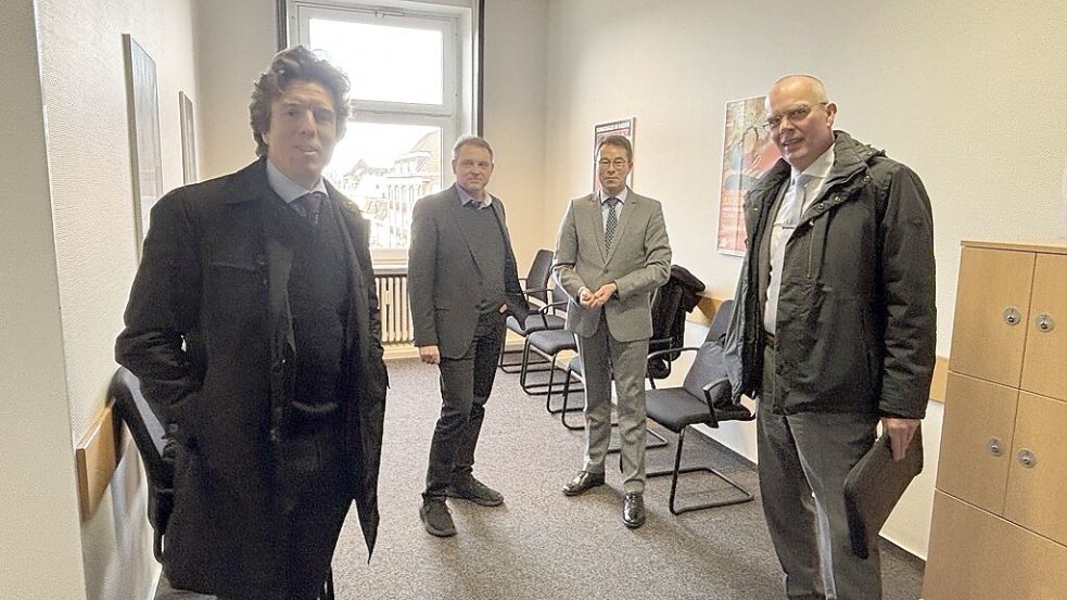 Wolfgang Völz (rechts) mit seinem Anwalt Dr. Tobias Brors (links), der Interimsgeschäftsführer der Norder Wirtschaftsbetriebe Marcus Aukskel (hinten links) mit Anwalt Dr. Cord Imelmann vor der Verhandlung im Arbeitsgericht Emden. Foto: Rebecca Kresse