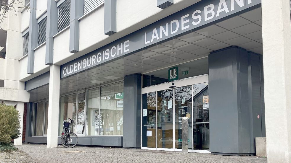 Die OLB in Papenburg gibt ihren langjährigen Standort am Hauptkanal links in Papenburg auf. Foto: Kierstein