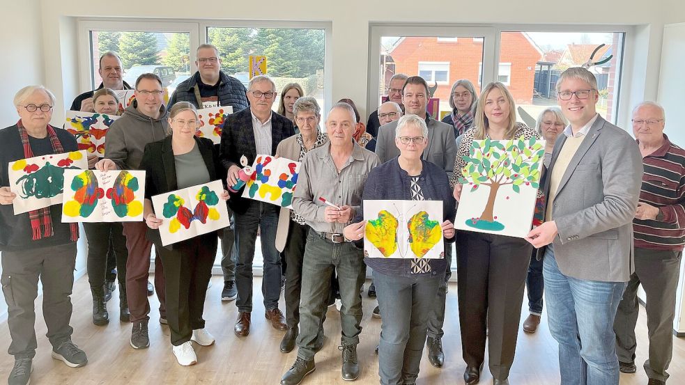 Nach der Eröffnung des Kunst- und Kreativhauses durch Bürgermeister Heiko Abbas (vorne rechts) und der Besichtigung der neuen Räumlichkeiten hatten die Teilnehmer Gelegenheit, auch selbst kreativ tätig zu werden. Foto: Stadt Weener