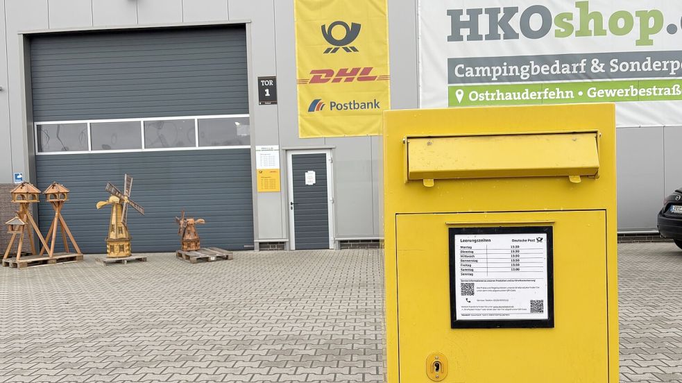 Im Handelskontor in Ostrhauderfehn können Kunden weiterhin Briefe und Pakete abgeben. Die Postbank hat sich dort Ende Januar 2025 zurückgezogen, Postbankgeschäfte wie Ein- und Auszahlungen und die Abgabe von Überweisungen sind dort allerdings nicht mehr möglich. Foto: Ammermann
