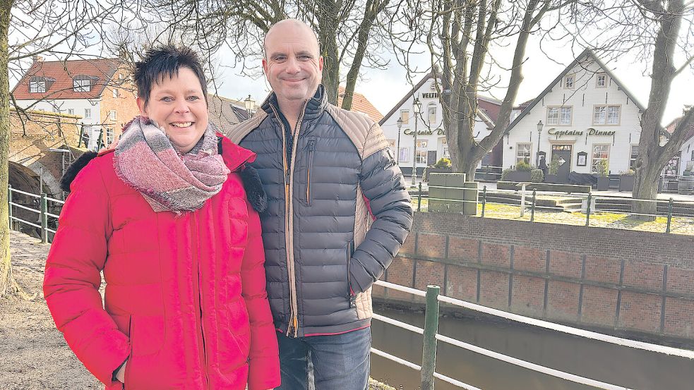 Silke und Markus Schmitt flüchten Jahr für Jahr aus der Karnevalshochburg Koblenz an die Nordsee. Ein Besuch in Greetsiel gehört dabei immer zum Programm. Foto: Tomé