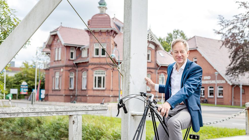 Andreas Meinders vor dem Museum in Westrhauderfehn. Auch in diesem Wahllokal hatte die AfD das stärkste Ergebnis. Foto: Akka Olthoff