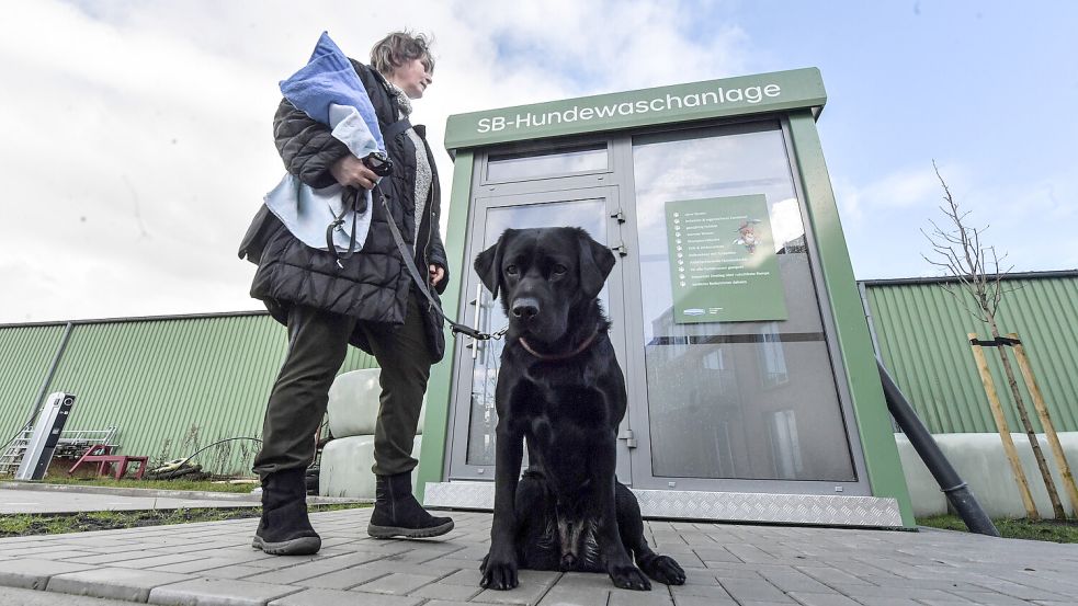 Die Hundewaschlange steht auf dem Gelände des Hotel Noord in Carolinensiel. Foto: Ortgies