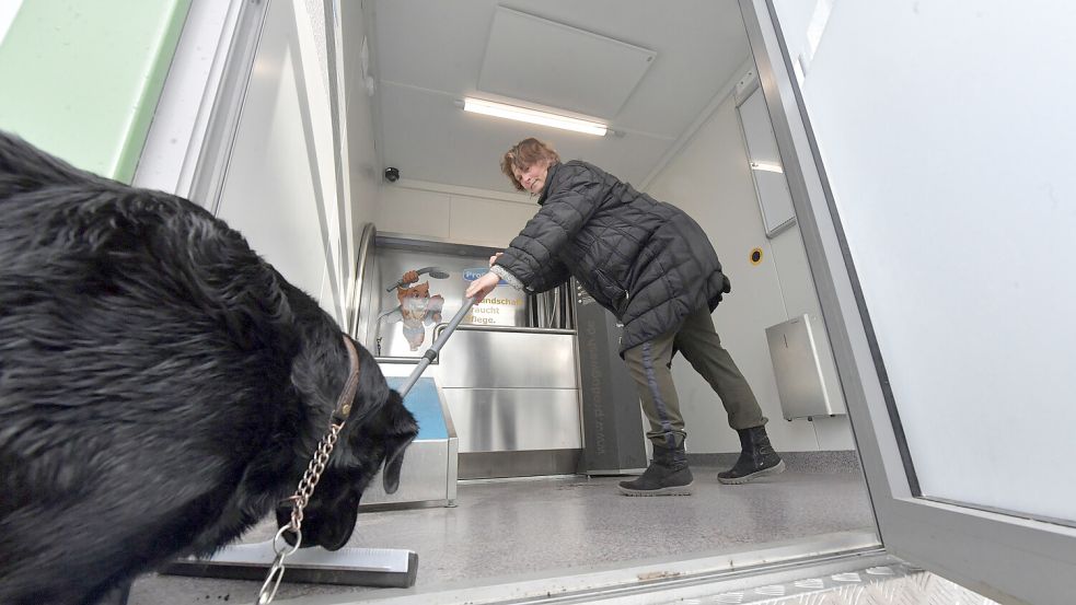 Ganz ohne Saubermachen geht es dann doch nicht: Auch die Hundewaschanlage will nach Gebrauch kurz abgezogen werden. Foto: Ortgies
