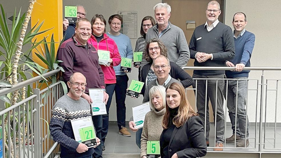 Zur Verleihung der „Grünen Hausnummer“ trafen sich Oliver Müller-Röttger, Martin Ites, Dr. Karin Richter, Uwe Endjer (Sparkasse Emden), Jann Gerdes (Stadt Emden), Prof. Dr.-Ing. Dirk Rabe, Uta Rabe, Detlef Dunker (Stadt Emden), Klaus Weyhing, Andrea Weidanz, Dr. Peter Schlee, Margarete Schlee und Irina Kratz (Stadt Emden). Foto: Privat