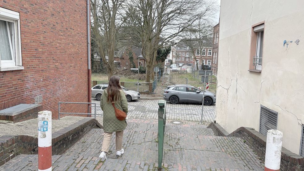 „Bis zur Verlandung des alten Emsbogens floss die Ems direkt an Emden vorbei, der Flusslauf schlängelte sich an der Burg vorbei zum Ratsdelft und von dort weiter Richtung Faldern und Borssum“, so heißt es auf der Erklärtafel zu der Emstreppe.