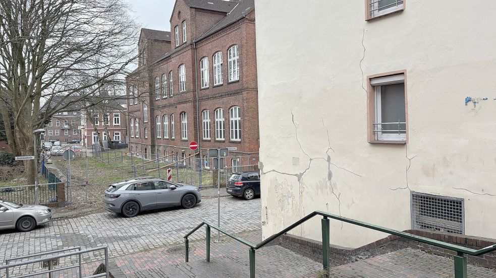 Blick auf die alte Emsschule. Auch sie soll saniert werden und Platz für eine Kita bieten.