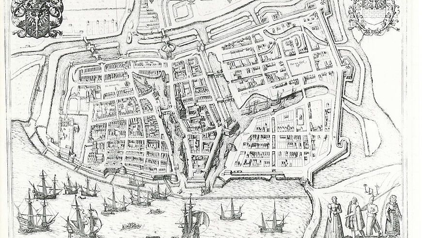Auf dieser Karte um 1550 ist zu sehen, wie weit die Ems vor der Verlandung an Emden vorbeifloss. Eine Mauer schützte die Stadt. Heute befindet sich dort die Emsmauerstraße mit der Emstreppe. Foto: Stadtarchiv