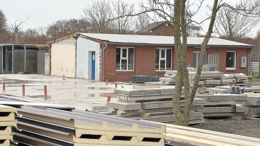 Die Bauteile sind geliefert und warten auf die weitere Verarbeitung. Foto: Ferber