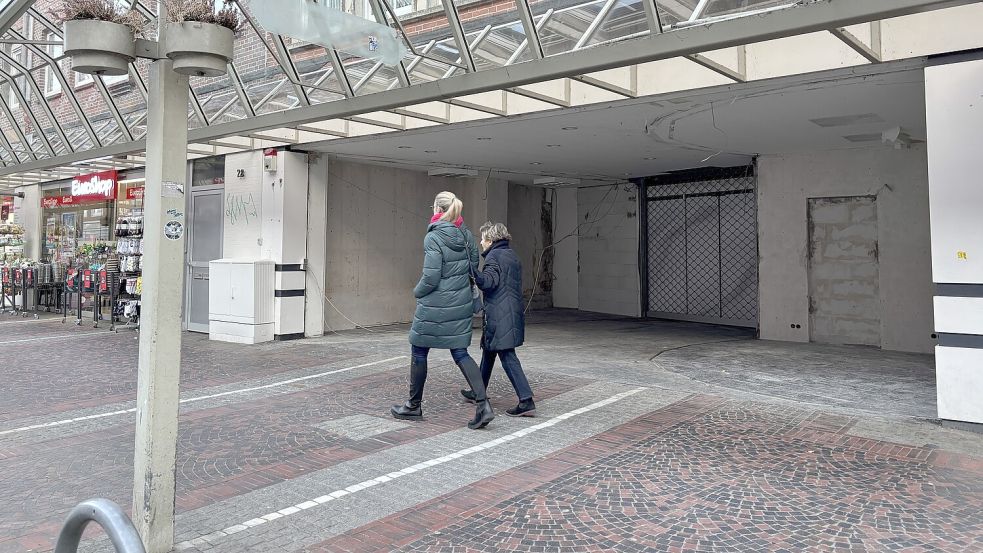 Rossmann-Schaufenster weg und große Lücke: Der Umbau für Woolworth hat begonnen. Foto: Schuurman