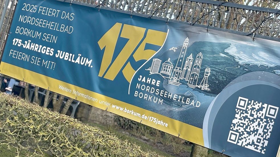 Zu sehen ist das leicht modifizierte Logo (mit der Insel im Hintergrund) unter anderem am Bouleplatz. Foto: Ferber