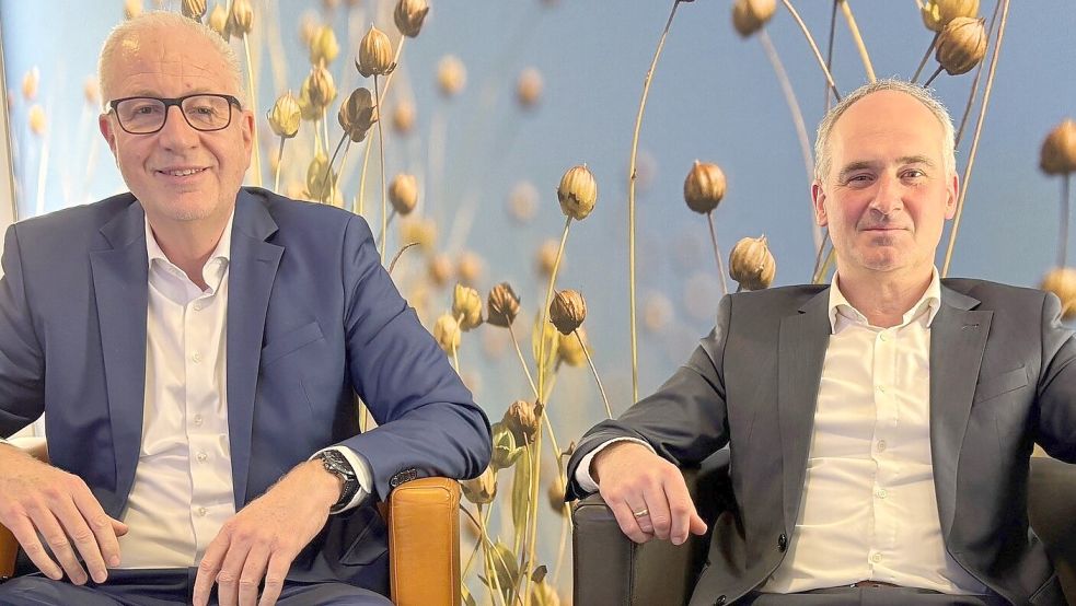 Die beiden Vorstandsmitglieder Christoph Hoek (links) und Matthias Beekmann von der Raiffeisenbank Flachsmeer stellten die Zahlen für das Geschäftsjahr 2024 vor. Foto: Ammermann