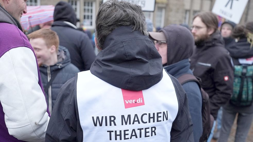 Beschäftigte der Theater und Bühnen demonstrieren mit Plakaten mit der Aufschrift „Thalia“ und „Staatsoper Hamburg“ am Alten Elbtunnel während eines Warnstreiks im öffentlichen Dienst. Die Gewerkschaft Verdi hat im öffentlichen Dienst im Norden erneut zu Warnstreiks aufgerufen. Verdi fordert in der Tarifrunde im öffentlichen Dienst 2025 acht Prozent mehr Gehalt für die Beschäftigten, mindestens aber 350 Euro mehr monatlich sowie höhere Zuschläge für besonders belastende Tätigkeiten. Foto: dpa/Markus Brandt