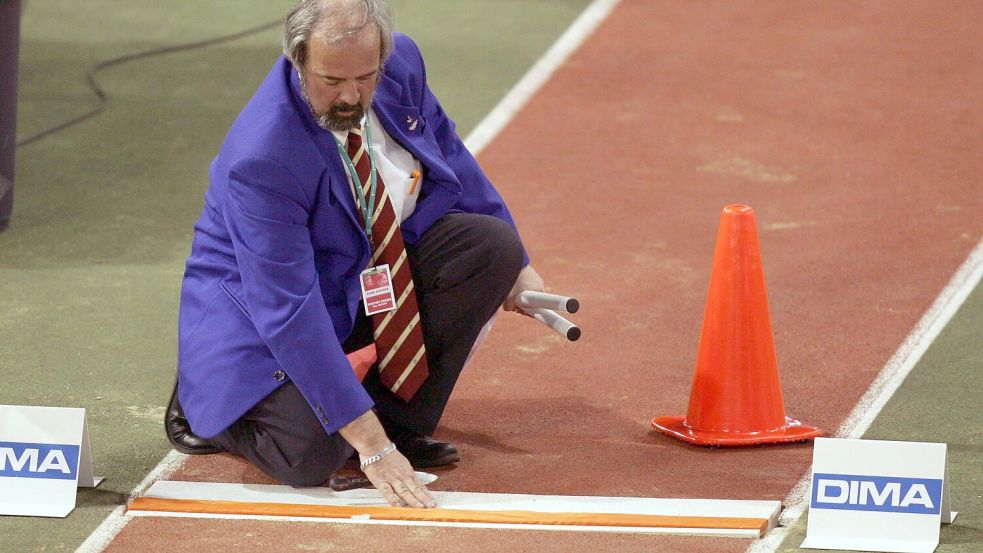 Das gewohnte Bild: Ein Kampfrichter schaut nach, ob der Springer beim 20 Zentimeter schmalen Balken nicht übergetreten ist.