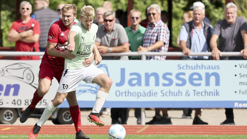 Der VfB Uplengen (rotes Trikot) bietet den Fußballern mit dem Kunstrasenplatz gute Bedingungen (hier im Pokalspiel gegen Firrel). Der Verein befindet sich im Aufwärtstrend. Foto: Doden/Emden