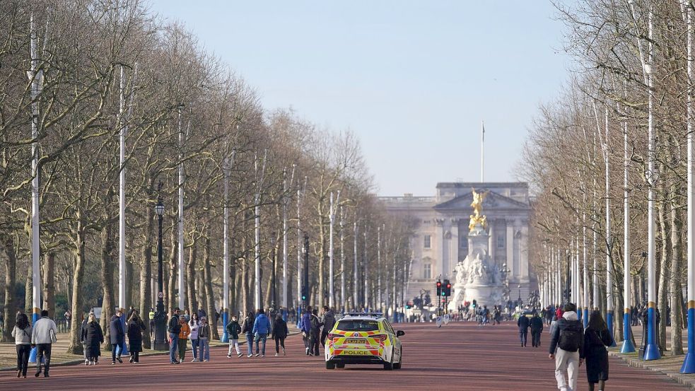Ein Highlight jedes Besuchs in London: Der Stadtpalast der Royal Family. (Archivbild) Foto: Alberto Pezzali/AP/dpa