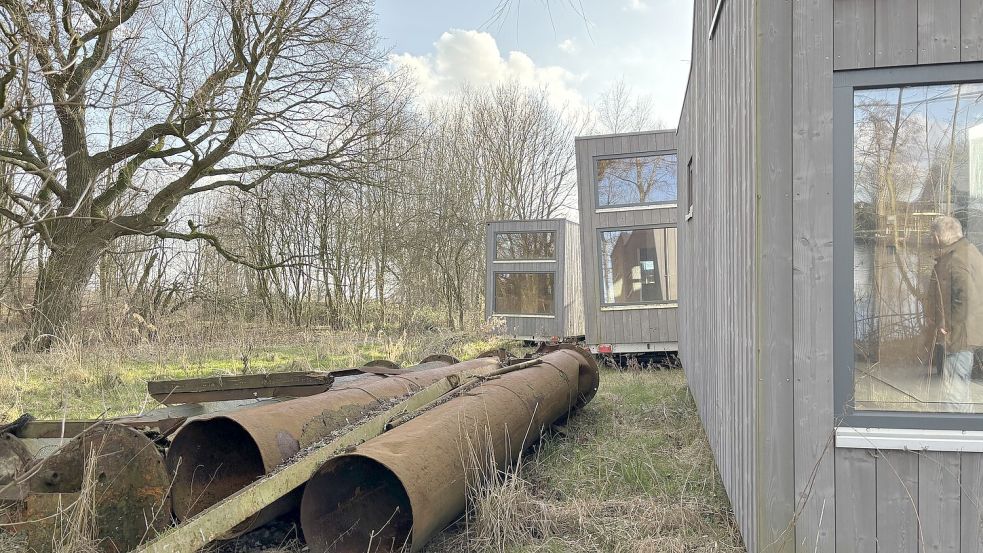 Geparkt und vergessen? Drei der Tiny Häuser am Kleinen Meer zwischen Altlasten und ehemaliger Gaststätte. Foto: Schuurman