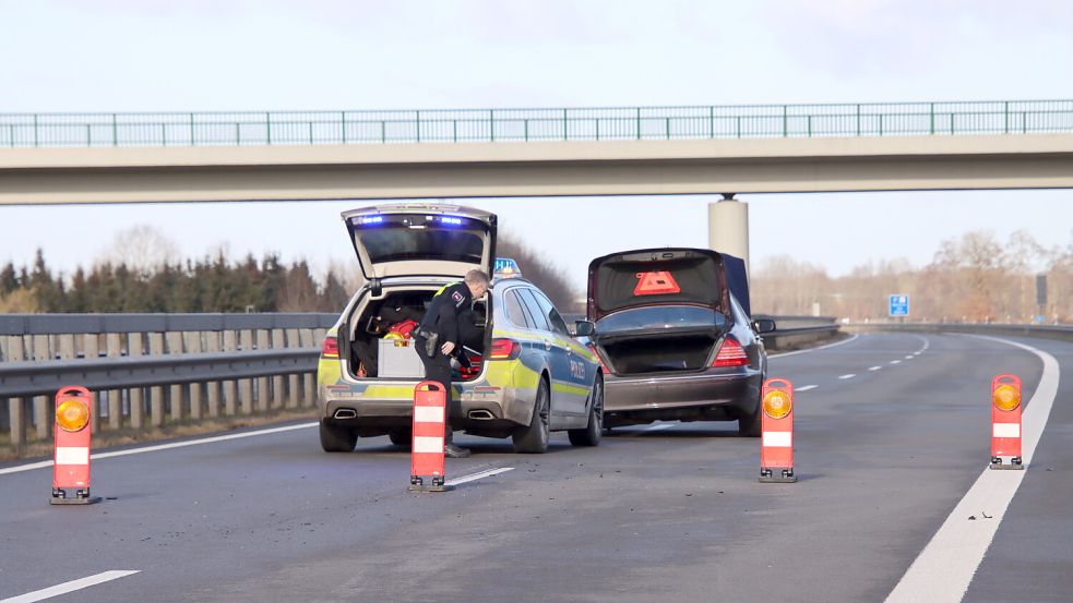 Ein Einsatzfahrzeug der Polizei steht hinter einem Fahrzeug auf der Autobahn 31. An einem deutsch-niederländischen Grenzübergang fährt ein Autofahrer einer Kontrolle davon. Foto: Matthias Brüning/dpa