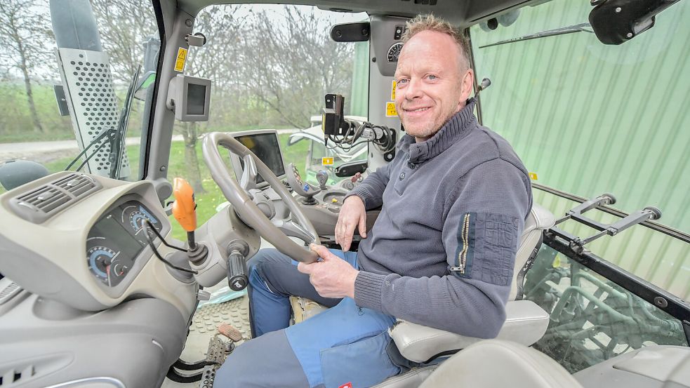 Der moderne Traktor von Ihno Groeneveld fährt fast vollautomatisch. Foto: Ortgies