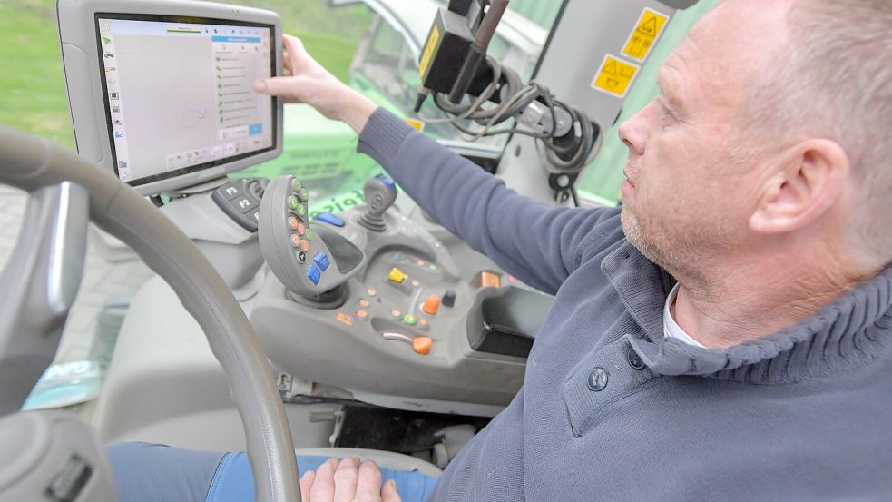 Die technischen Hilfsmittel in den modernen Traktoren erleichtern die Arbeit auf dem Feld. Geht mal was kaputt, kann es aber komplizierter werden. Foto: Ortgies