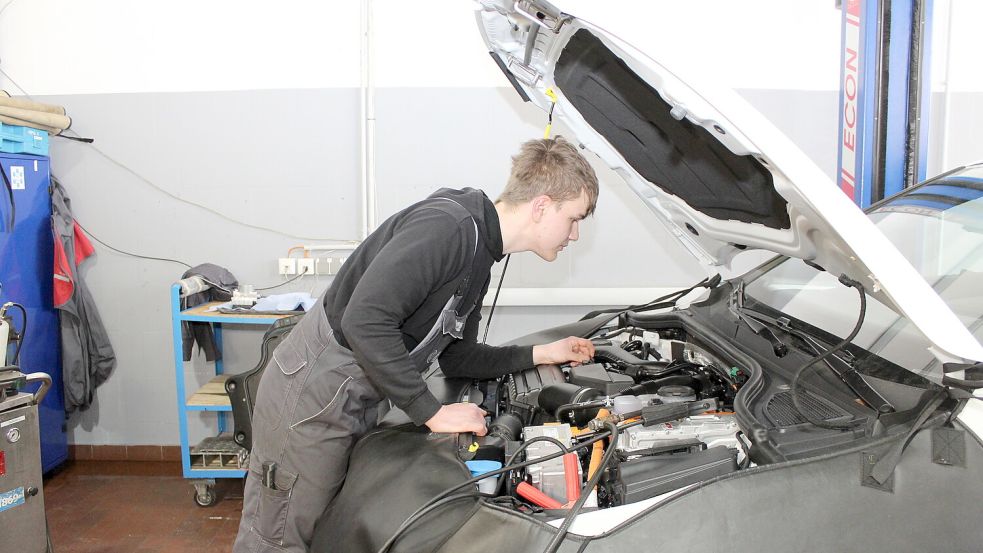 Der angehende KFZ-Mechatroniker Justus Richter wirft einen Blick unter die Motorhaube eines Pkw. Foto: privat