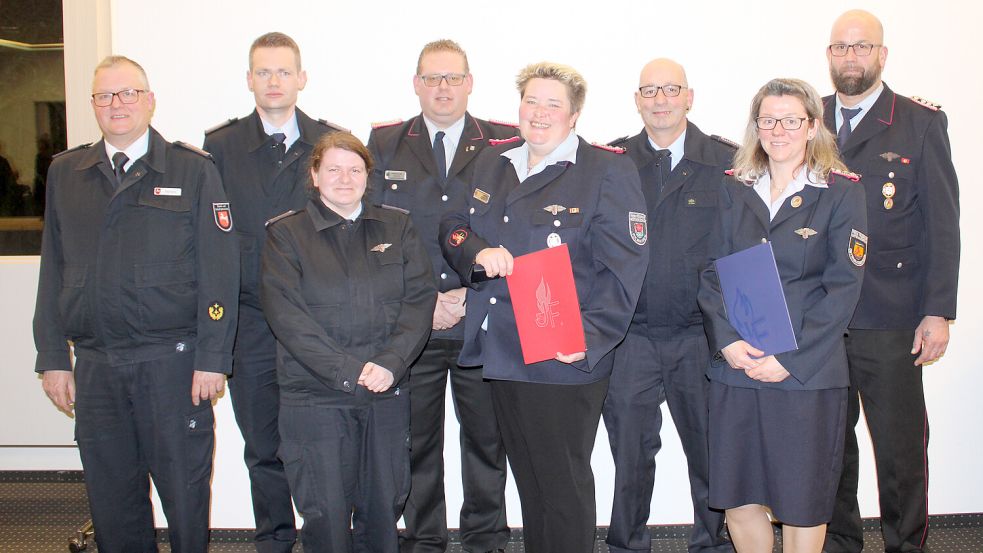 Zu einem Gruppenfoto stellten sich Geehrte und Gewählte auf (von links): Regierungsbrandmeister Erwin Reiners, Arno Yzer, Deike Zimmermann, Kreisjugendfeuerwehrwart Timo Smit, Silvia Feldkamp, Stephan Röskens, Sandra Stratmann und Detlef Smidt. Foto: privat