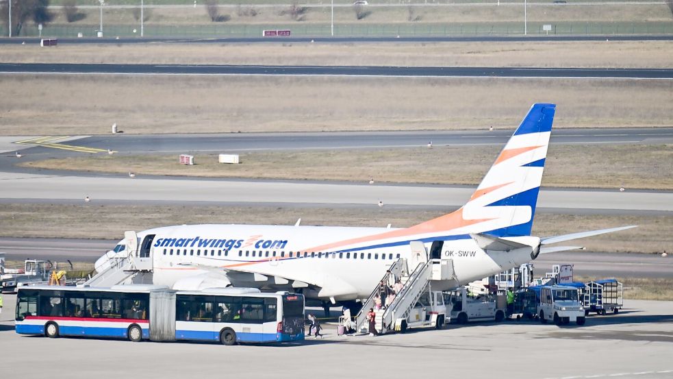 Es ist bereits der zweite Charterflug für Afghaninnen und Afghanen, die von Islamabad nach Deutschland gebracht werden. Foto: Sebastian Christoph Gollnow/dpa