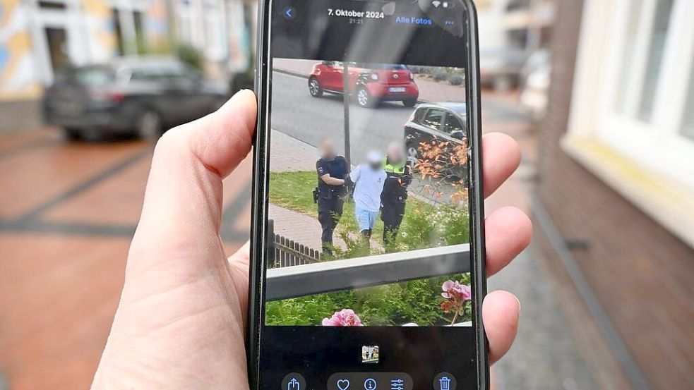 Verhaftet und abgeführt: Videos und Fotos von dem Vorfall in Löningen kursierten im Anschluss in den sozialen Medien. Foto: Georg Meyer/OM-Medien