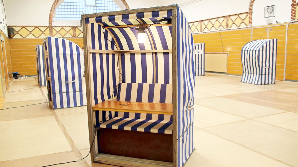 In einem Wahllokal auf Norderney werden Strandkörbe als Wahlkabinen genutzt. Foto: Volker Bartels/dpa