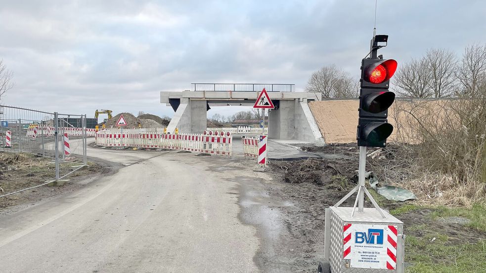 Die Bahn ist dabei, die Eisenbahnbrücke über die Hilkenborger Straße zu erneuern. Jetzt sind dort wieder Arbeiten notwendig, für die die Straße gesperrt werden muss. Foto: David Ammermann/Archiv