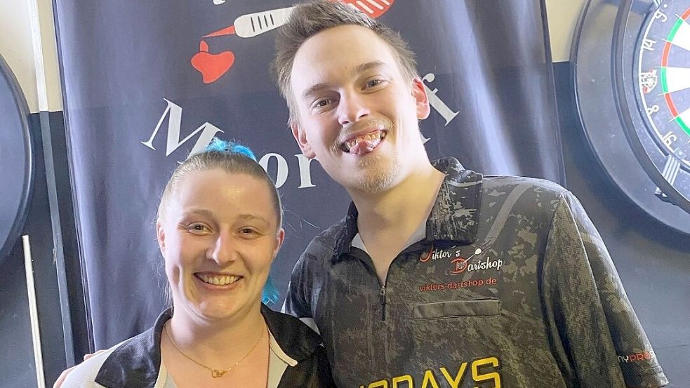 Die Moordorferin Vanessa Kock konnte den WM-Teilnehmer Ricardo Pietreczko, besser bekannt als „Pikachu“, locker zu einem gemeinsamen Foto bewegen. Der Darts-Profi gab sich bescheiden und volksnah und zeigte sein Können an der Scheibe. Viele Besucher waren deswegen in den Moorweg gekommen. Fotos: privat