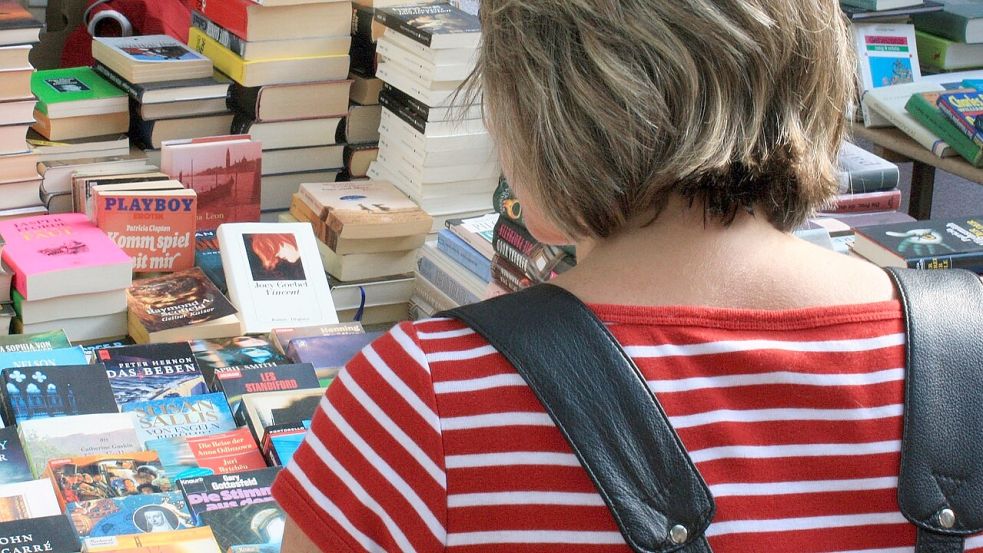 Nach Büchern und anderen gebrauchten Dingen kann am Sonntag bei Flohmärkten in Emden und Leer gestöbert werden. Symbolfoto: Pixabay