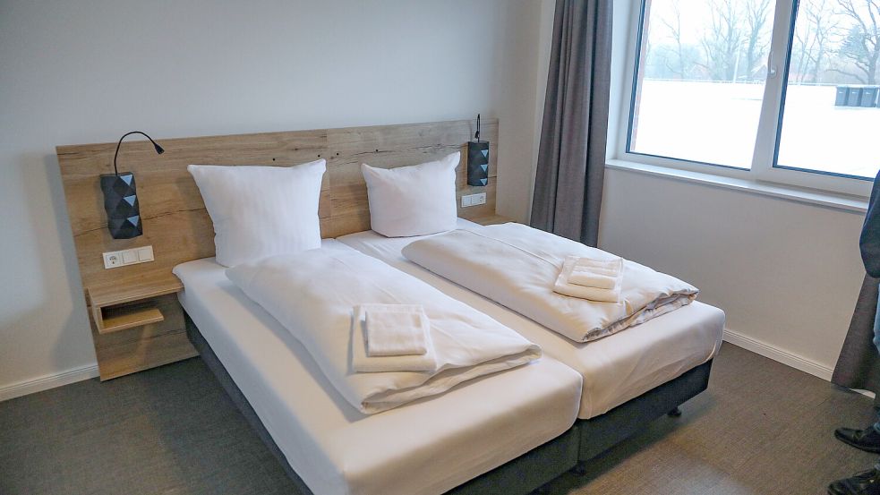 Ein Doppelbett in einem Auricher Hotelzimmer. Foto: Romuald Banik