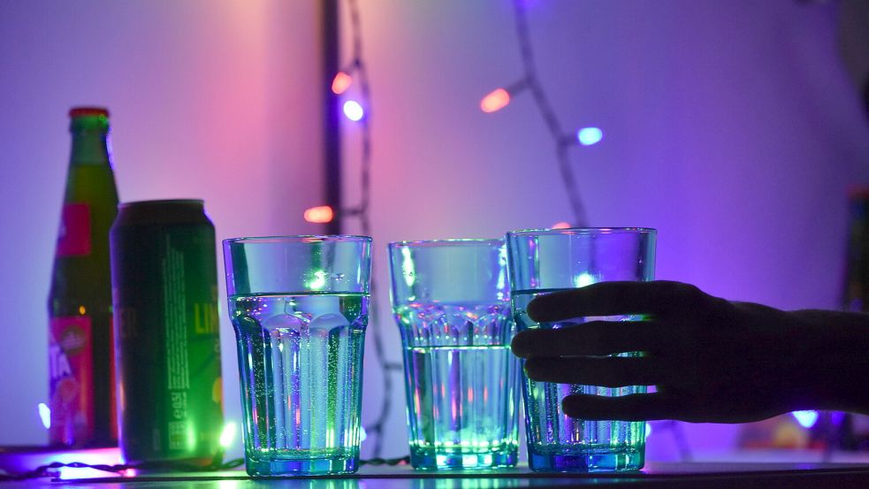 Schon ein kurzer Moment der Unaufmerksamkeit kann dazu führen, dass jemand etwas in den Drink schüttet. Foto: Thiele/dpa