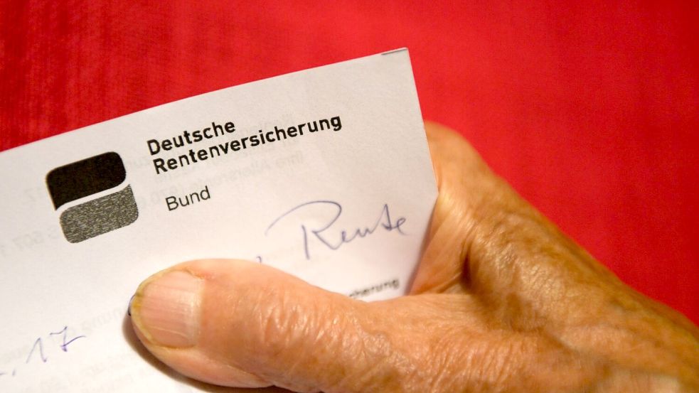 Eine Rentnerin hält ihren Rentenbescheid in der Hand. Foto: Felix Kästle/dpa