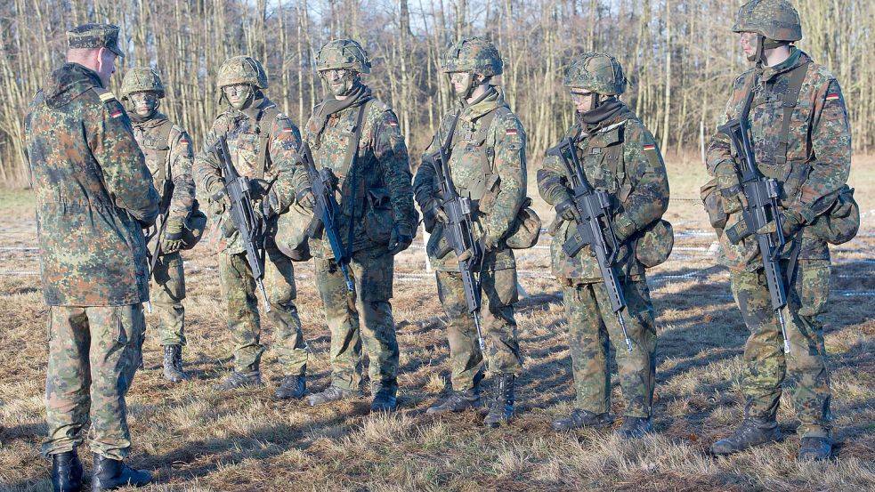 Wehrpflichtige bei der Grundausbildung: Im Spannungsfall kann jeder Mann eingezogen werden, der nicht verweigert hat. Foto: dpa-Zentralbild/Stefan Sauer