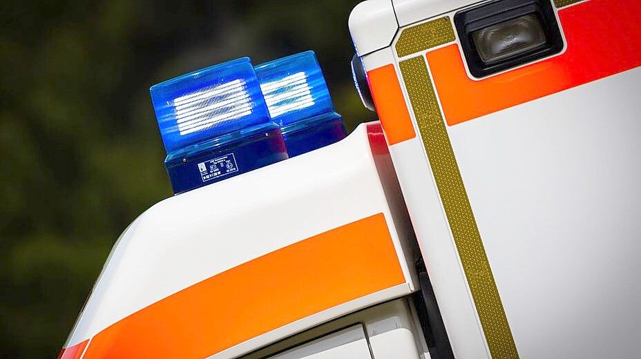 Das schwerverletzte Kind wurde mit einem Rettungswagen ins Krankenhaus gebracht. Symbolfoto: DPA