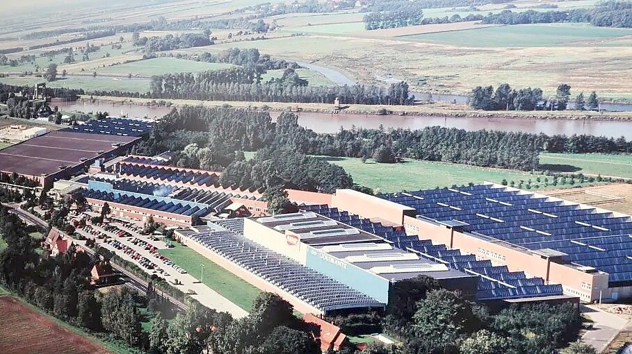 Goldene Zeiten: Diese Luftaufnahme vom Gelände der ADO-Gardinenwerke in Aschendorf entstand während der Blüte des Unternehmens. Archivfoto: ADO-Gardinenwerke/Repro: Gerd Schade