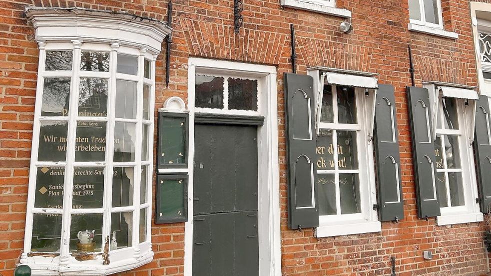 Die Fenster und auch die Fassade sollen schon bald in neuem Glanz erstrahlen. Die neuen Eigentümer planen eine umfassende Sanierung des Gebäudes aus dem 17. Jahrhundert. Foto: Tomé